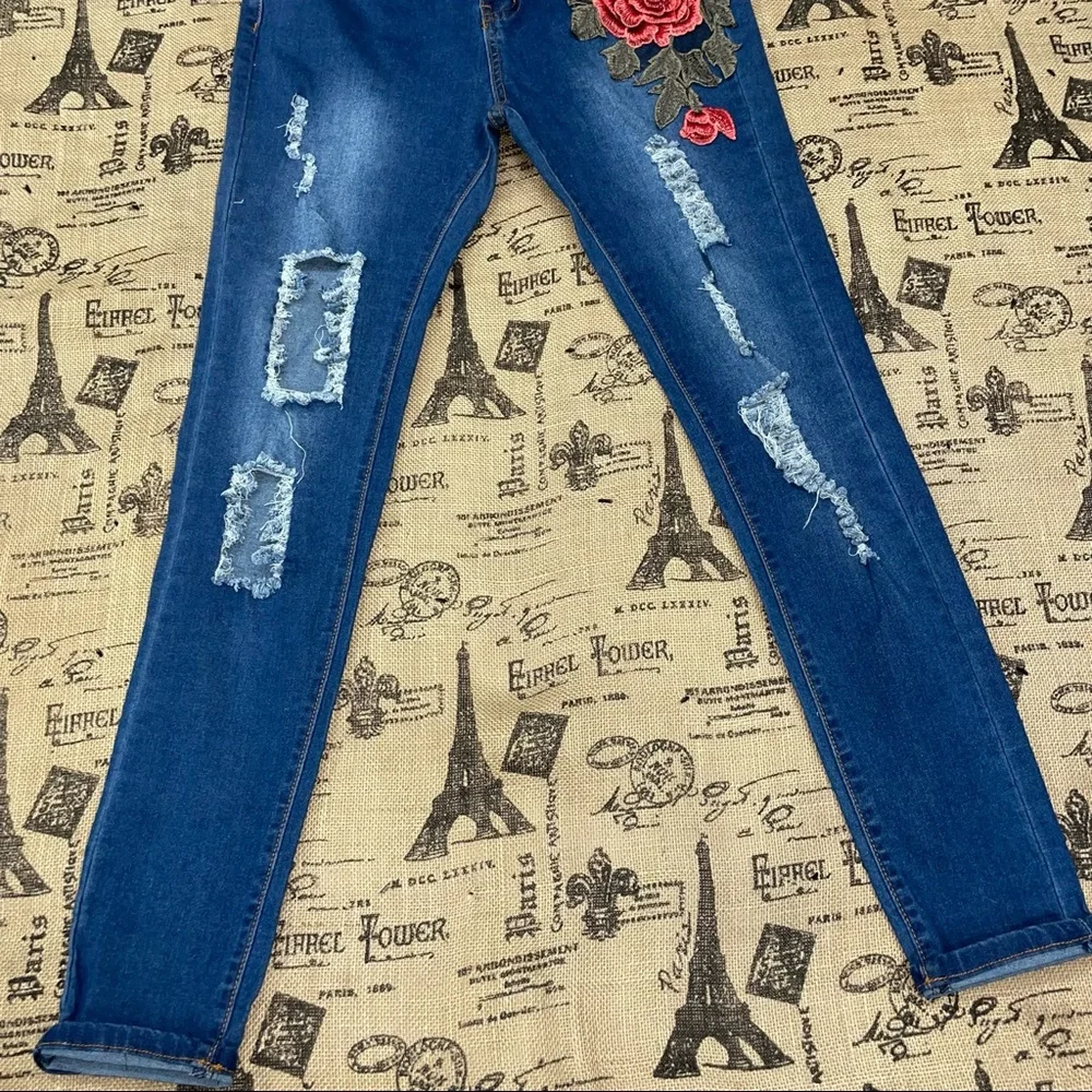 Between Us NWT! Denim High Rise Distressed Floral Embroidered Skinny Jean - Picture 4 of 13